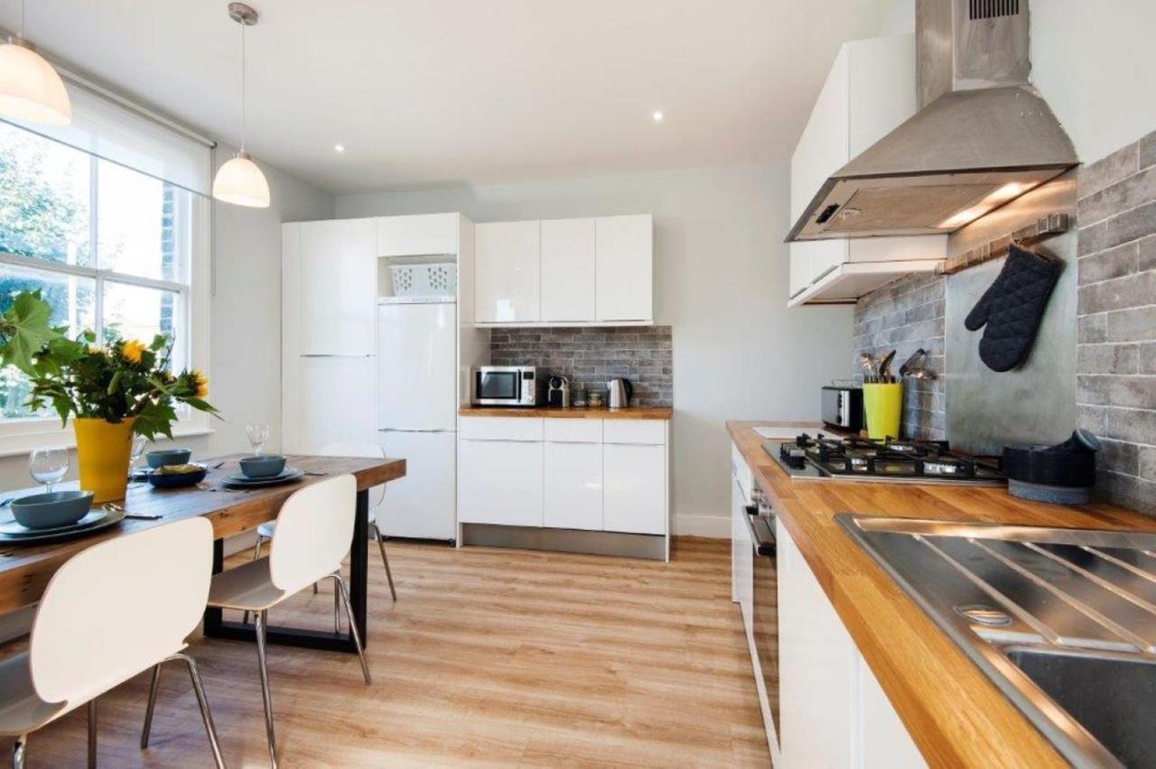 Modern Family Home In London Close To Amenities And Train Londres Exterior foto